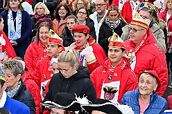 01 Auftakt HDK 2025-11-15 50  Auftakt HDK, Proklamation, Auftaktsitzung - Samstag, 15. November, zogen wir mit den Duisburger Karnevalsgesellschaften vom Forum über die Königsstraße zum Burgplatz. Hier war dann die Auftaktveranstaltung des HDK. Um die Mittagszeit sind es über den Rhein nach Kamp-Lintfort gefahren,  dort war in der Stadthalle die Proklamation von der Jugendprinzessin Sophie I. Am frühen Abend dann in die Aula, unsere Aula, vom Reinhard-und-Max-Mannesmann-Gymnasium, zur Auftaktsitzung unseres „Heimathafens“. Mit „stürmischer“ Begeisterung wurden wir dort empfangen. : DVPJ, Holger II, Kinderprinz Phil II., Prinzessin, Mia I., Prinzessin Mia I., HDK, Duisburg, Karneval, Helau, Tollität, Event, Session 2024, Session 2025, Hauptausschuss, Gemeinschaft, Hauptausschuss Karneval Duisburg, Duisburg ist echt