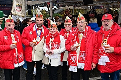 01 Auftakt HDK 2025-11-15 53  Auftakt HDK, Proklamation, Auftaktsitzung - Samstag, 15. November, zogen wir mit den Duisburger Karnevalsgesellschaften vom Forum über die Königsstraße zum Burgplatz. Hier war dann die Auftaktveranstaltung des HDK. Um die Mittagszeit sind es über den Rhein nach Kamp-Lintfort gefahren,  dort war in der Stadthalle die Proklamation von der Jugendprinzessin Sophie I. Am frühen Abend dann in die Aula, unsere Aula, vom Reinhard-und-Max-Mannesmann-Gymnasium, zur Auftaktsitzung unseres „Heimathafens“. Mit „stürmischer“ Begeisterung wurden wir dort empfangen. : DVPJ, Holger II, Kinderprinz Phil II., Prinzessin, Mia I., Prinzessin Mia I., HDK, Duisburg, Karneval, Helau, Tollität, Event, Session 2024, Session 2025, Hauptausschuss, Gemeinschaft, Hauptausschuss Karneval Duisburg, Duisburg ist echt