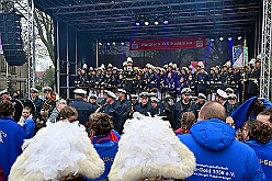 01 Auftakt HDK 2025-11-15 54  Auftakt HDK, Proklamation, Auftaktsitzung - Samstag, 15. November, zogen wir mit den Duisburger Karnevalsgesellschaften vom Forum über die Königsstraße zum Burgplatz. Hier war dann die Auftaktveranstaltung des HDK. Um die Mittagszeit sind es über den Rhein nach Kamp-Lintfort gefahren,  dort war in der Stadthalle die Proklamation von der Jugendprinzessin Sophie I. Am frühen Abend dann in die Aula, unsere Aula, vom Reinhard-und-Max-Mannesmann-Gymnasium, zur Auftaktsitzung unseres „Heimathafens“. Mit „stürmischer“ Begeisterung wurden wir dort empfangen. : DVPJ, Holger II, Kinderprinz Phil II., Prinzessin, Mia I., Prinzessin Mia I., HDK, Duisburg, Karneval, Helau, Tollität, Event, Session 2024, Session 2025, Hauptausschuss, Gemeinschaft, Hauptausschuss Karneval Duisburg, Duisburg ist echt