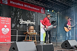 01 Auftakt HDK 2025-11-15 62  Auftakt HDK, Proklamation, Auftaktsitzung - Samstag, 15. November, zogen wir mit den Duisburger Karnevalsgesellschaften vom Forum über die Königsstraße zum Burgplatz. Hier war dann die Auftaktveranstaltung des HDK. Um die Mittagszeit sind es über den Rhein nach Kamp-Lintfort gefahren,  dort war in der Stadthalle die Proklamation von der Jugendprinzessin Sophie I. Am frühen Abend dann in die Aula, unsere Aula, vom Reinhard-und-Max-Mannesmann-Gymnasium, zur Auftaktsitzung unseres „Heimathafens“. Mit „stürmischer“ Begeisterung wurden wir dort empfangen. : DVPJ, Holger II, Kinderprinz Phil II., Prinzessin, Mia I., Prinzessin Mia I., HDK, Duisburg, Karneval, Helau, Tollität, Event, Session 2024, Session 2025, Hauptausschuss, Gemeinschaft, Hauptausschuss Karneval Duisburg, Duisburg ist echt