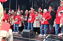 01 Auftakt HDK 2025-11-15 68  Auftakt HDK, Proklamation, Auftaktsitzung - Samstag, 15. November, zogen wir mit den Duisburger Karnevalsgesellschaften vom Forum über die Königsstraße zum Burgplatz. Hier war dann die Auftaktveranstaltung des HDK. Um die Mittagszeit sind es über den Rhein nach Kamp-Lintfort gefahren,  dort war in der Stadthalle die Proklamation von der Jugendprinzessin Sophie I. Am frühen Abend dann in die Aula, unsere Aula, vom Reinhard-und-Max-Mannesmann-Gymnasium, zur Auftaktsitzung unseres „Heimathafens“. Mit „stürmischer“ Begeisterung wurden wir dort empfangen. : DVPJ, Holger II, Kinderprinz Phil II., Prinzessin, Mia I., Prinzessin Mia I., HDK, Duisburg, Karneval, Helau, Tollität, Event, Session 2024, Session 2025, Hauptausschuss, Gemeinschaft, Hauptausschuss Karneval Duisburg, Duisburg ist echt