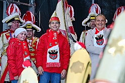 01 Auftakt HDK 2025-11-15 73  Auftakt HDK, Proklamation, Auftaktsitzung - Samstag, 15. November, zogen wir mit den Duisburger Karnevalsgesellschaften vom Forum über die Königsstraße zum Burgplatz. Hier war dann die Auftaktveranstaltung des HDK. Um die Mittagszeit sind es über den Rhein nach Kamp-Lintfort gefahren,  dort war in der Stadthalle die Proklamation von der Jugendprinzessin Sophie I. Am frühen Abend dann in die Aula, unsere Aula, vom Reinhard-und-Max-Mannesmann-Gymnasium, zur Auftaktsitzung unseres „Heimathafens“. Mit „stürmischer“ Begeisterung wurden wir dort empfangen. : DVPJ, Holger II, Kinderprinz Phil II., Prinzessin, Mia I., Prinzessin Mia I., HDK, Duisburg, Karneval, Helau, Tollität, Event, Session 2024, Session 2025, Hauptausschuss, Gemeinschaft, Hauptausschuss Karneval Duisburg, Duisburg ist echt