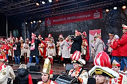 01 Auftakt HDK 2025-11-15 75  Auftakt HDK, Proklamation, Auftaktsitzung - Samstag, 15. November, zogen wir mit den Duisburger Karnevalsgesellschaften vom Forum über die Königsstraße zum Burgplatz. Hier war dann die Auftaktveranstaltung des HDK. Um die Mittagszeit sind es über den Rhein nach Kamp-Lintfort gefahren,  dort war in der Stadthalle die Proklamation von der Jugendprinzessin Sophie I. Am frühen Abend dann in die Aula, unsere Aula, vom Reinhard-und-Max-Mannesmann-Gymnasium, zur Auftaktsitzung unseres „Heimathafens“. Mit „stürmischer“ Begeisterung wurden wir dort empfangen. : DVPJ, Holger II, Kinderprinz Phil II., Prinzessin, Mia I., Prinzessin Mia I., HDK, Duisburg, Karneval, Helau, Tollität, Event, Session 2024, Session 2025, Hauptausschuss, Gemeinschaft, Hauptausschuss Karneval Duisburg, Duisburg ist echt