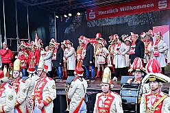 01 Auftakt HDK 2025-11-15 77  Auftakt HDK, Proklamation, Auftaktsitzung - Samstag, 15. November, zogen wir mit den Duisburger Karnevalsgesellschaften vom Forum über die Königsstraße zum Burgplatz. Hier war dann die Auftaktveranstaltung des HDK. Um die Mittagszeit sind es über den Rhein nach Kamp-Lintfort gefahren,  dort war in der Stadthalle die Proklamation von der Jugendprinzessin Sophie I. Am frühen Abend dann in die Aula, unsere Aula, vom Reinhard-und-Max-Mannesmann-Gymnasium, zur Auftaktsitzung unseres „Heimathafens“. Mit „stürmischer“ Begeisterung wurden wir dort empfangen. : DVPJ, Holger II, Kinderprinz Phil II., Prinzessin, Mia I., Prinzessin Mia I., HDK, Duisburg, Karneval, Helau, Tollität, Event, Session 2024, Session 2025, Hauptausschuss, Gemeinschaft, Hauptausschuss Karneval Duisburg, Duisburg ist echt