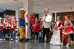 02 Proklamation  KaLi  2025-11-15 02  Auftakt HDK, Proklamation, Auftaktsitzung - Samstag, 15. November, zogen wir mit den Duisburger Karnevalsgesellschaften vom Forum über die Königsstraße zum Burgplatz. Hier war dann die Auftaktveranstaltung des HDK. Um die Mittagszeit sind es über den Rhein nach Kamp-Lintfort gefahren,  dort war in der Stadthalle die Proklamation von der Jugendprinzessin Sophie I. Am frühen Abend dann in die Aula, unsere Aula, vom Reinhard-und-Max-Mannesmann-Gymnasium, zur Auftaktsitzung unseres „Heimathafens“. Mit „stürmischer“ Begeisterung wurden wir dort empfangen. : DVPJ, Holger II, Kinderprinz Phil II., Prinzessin, Mia I., Prinzessin Mia I., HDK, Duisburg, Karneval, Helau, Tollität, Event, Session 2024, Session 2025, Hauptausschuss, Gemeinschaft, Hauptausschuss Karneval Duisburg, Duisburg ist echt