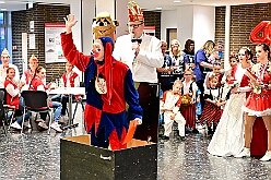 02 Proklamation  KaLi  2025-11-15 04  Auftakt HDK, Proklamation, Auftaktsitzung - Samstag, 15. November, zogen wir mit den Duisburger Karnevalsgesellschaften vom Forum über die Königsstraße zum Burgplatz. Hier war dann die Auftaktveranstaltung des HDK. Um die Mittagszeit sind es über den Rhein nach Kamp-Lintfort gefahren,  dort war in der Stadthalle die Proklamation von der Jugendprinzessin Sophie I. Am frühen Abend dann in die Aula, unsere Aula, vom Reinhard-und-Max-Mannesmann-Gymnasium, zur Auftaktsitzung unseres „Heimathafens“. Mit „stürmischer“ Begeisterung wurden wir dort empfangen. : DVPJ, Holger II, Kinderprinz Phil II., Prinzessin, Mia I., Prinzessin Mia I., HDK, Duisburg, Karneval, Helau, Tollität, Event, Session 2024, Session 2025, Hauptausschuss, Gemeinschaft, Hauptausschuss Karneval Duisburg, Duisburg ist echt