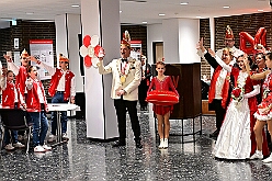 02 Proklamation  KaLi  2025-11-15 06  Auftakt HDK, Proklamation, Auftaktsitzung - Samstag, 15. November, zogen wir mit den Duisburger Karnevalsgesellschaften vom Forum über die Königsstraße zum Burgplatz. Hier war dann die Auftaktveranstaltung des HDK. Um die Mittagszeit sind es über den Rhein nach Kamp-Lintfort gefahren,  dort war in der Stadthalle die Proklamation von der Jugendprinzessin Sophie I. Am frühen Abend dann in die Aula, unsere Aula, vom Reinhard-und-Max-Mannesmann-Gymnasium, zur Auftaktsitzung unseres „Heimathafens“. Mit „stürmischer“ Begeisterung wurden wir dort empfangen. : DVPJ, Holger II, Kinderprinz Phil II., Prinzessin, Mia I., Prinzessin Mia I., HDK, Duisburg, Karneval, Helau, Tollität, Event, Session 2024, Session 2025, Hauptausschuss, Gemeinschaft, Hauptausschuss Karneval Duisburg, Duisburg ist echt