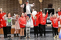 02 Proklamation  KaLi  2025-11-15 07  Auftakt HDK, Proklamation, Auftaktsitzung - Samstag, 15. November, zogen wir mit den Duisburger Karnevalsgesellschaften vom Forum über die Königsstraße zum Burgplatz. Hier war dann die Auftaktveranstaltung des HDK. Um die Mittagszeit sind es über den Rhein nach Kamp-Lintfort gefahren,  dort war in der Stadthalle die Proklamation von der Jugendprinzessin Sophie I. Am frühen Abend dann in die Aula, unsere Aula, vom Reinhard-und-Max-Mannesmann-Gymnasium, zur Auftaktsitzung unseres „Heimathafens“. Mit „stürmischer“ Begeisterung wurden wir dort empfangen. : DVPJ, Holger II, Kinderprinz Phil II., Prinzessin, Mia I., Prinzessin Mia I., HDK, Duisburg, Karneval, Helau, Tollität, Event, Session 2024, Session 2025, Hauptausschuss, Gemeinschaft, Hauptausschuss Karneval Duisburg, Duisburg ist echt