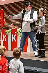 02 Proklamation  KaLi  2025-11-15 08  Auftakt HDK, Proklamation, Auftaktsitzung - Samstag, 15. November, zogen wir mit den Duisburger Karnevalsgesellschaften vom Forum über die Königsstraße zum Burgplatz. Hier war dann die Auftaktveranstaltung des HDK. Um die Mittagszeit sind es über den Rhein nach Kamp-Lintfort gefahren,  dort war in der Stadthalle die Proklamation von der Jugendprinzessin Sophie I. Am frühen Abend dann in die Aula, unsere Aula, vom Reinhard-und-Max-Mannesmann-Gymnasium, zur Auftaktsitzung unseres „Heimathafens“. Mit „stürmischer“ Begeisterung wurden wir dort empfangen. : DVPJ, Holger II, Kinderprinz Phil II., Prinzessin, Mia I., Prinzessin Mia I., HDK, Duisburg, Karneval, Helau, Tollität, Event, Session 2024, Session 2025, Hauptausschuss, Gemeinschaft, Hauptausschuss Karneval Duisburg, Duisburg ist echt