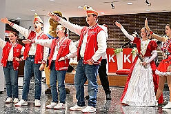 02 Proklamation  KaLi  2025-11-15 10  Auftakt HDK, Proklamation, Auftaktsitzung - Samstag, 15. November, zogen wir mit den Duisburger Karnevalsgesellschaften vom Forum über die Königsstraße zum Burgplatz. Hier war dann die Auftaktveranstaltung des HDK. Um die Mittagszeit sind es über den Rhein nach Kamp-Lintfort gefahren,  dort war in der Stadthalle die Proklamation von der Jugendprinzessin Sophie I. Am frühen Abend dann in die Aula, unsere Aula, vom Reinhard-und-Max-Mannesmann-Gymnasium, zur Auftaktsitzung unseres „Heimathafens“. Mit „stürmischer“ Begeisterung wurden wir dort empfangen. : DVPJ, Holger II, Kinderprinz Phil II., Prinzessin, Mia I., Prinzessin Mia I., HDK, Duisburg, Karneval, Helau, Tollität, Event, Session 2024, Session 2025, Hauptausschuss, Gemeinschaft, Hauptausschuss Karneval Duisburg, Duisburg ist echt