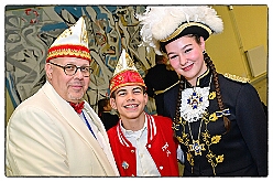 03 Auftaktsit AMaB  2025-11-15 02  Auftakt HDK, Proklamation, Auftaktsitzung - Samstag, 15. November, zogen wir mit den Duisburger Karnevalsgesellschaften vom Forum über die Königsstraße zum Burgplatz. Hier war dann die Auftaktveranstaltung des HDK. Um die Mittagszeit sind es über den Rhein nach Kamp-Lintfort gefahren,  dort war in der Stadthalle die Proklamation von der Jugendprinzessin Sophie I. Am frühen Abend dann in die Aula, unsere Aula, vom Reinhard-und-Max-Mannesmann-Gymnasium, zur Auftaktsitzung unseres „Heimathafens“. Mit „stürmischer“ Begeisterung wurden wir dort empfangen. : DVPJ, Holger II, Kinderprinz Phil II., Prinzessin, Mia I., Prinzessin Mia I., HDK, Duisburg, Karneval, Helau, Tollität, Event, Session 2024, Session 2025, Hauptausschuss, Gemeinschaft, Hauptausschuss Karneval Duisburg, Duisburg ist echt