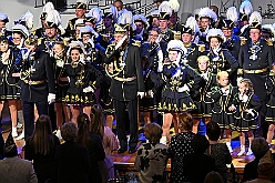 03 Auftaktsit AMaB  2025-11-15 08  Auftakt HDK, Proklamation, Auftaktsitzung - Samstag, 15. November, zogen wir mit den Duisburger Karnevalsgesellschaften vom Forum über die Königsstraße zum Burgplatz. Hier war dann die Auftaktveranstaltung des HDK. Um die Mittagszeit sind es über den Rhein nach Kamp-Lintfort gefahren,  dort war in der Stadthalle die Proklamation von der Jugendprinzessin Sophie I. Am frühen Abend dann in die Aula, unsere Aula, vom Reinhard-und-Max-Mannesmann-Gymnasium, zur Auftaktsitzung unseres „Heimathafens“. Mit „stürmischer“ Begeisterung wurden wir dort empfangen. : DVPJ, Holger II, Kinderprinz Phil II., Prinzessin, Mia I., Prinzessin Mia I., HDK, Duisburg, Karneval, Helau, Tollität, Event, Session 2024, Session 2025, Hauptausschuss, Gemeinschaft, Hauptausschuss Karneval Duisburg, Duisburg ist echt