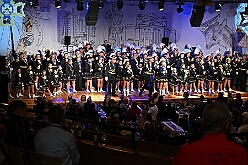 03 Auftaktsit AMaB  2025-11-15 10  Auftakt HDK, Proklamation, Auftaktsitzung - Samstag, 15. November, zogen wir mit den Duisburger Karnevalsgesellschaften vom Forum über die Königsstraße zum Burgplatz. Hier war dann die Auftaktveranstaltung des HDK. Um die Mittagszeit sind es über den Rhein nach Kamp-Lintfort gefahren,  dort war in der Stadthalle die Proklamation von der Jugendprinzessin Sophie I. Am frühen Abend dann in die Aula, unsere Aula, vom Reinhard-und-Max-Mannesmann-Gymnasium, zur Auftaktsitzung unseres „Heimathafens“. Mit „stürmischer“ Begeisterung wurden wir dort empfangen. : DVPJ, Holger II, Kinderprinz Phil II., Prinzessin, Mia I., Prinzessin Mia I., HDK, Duisburg, Karneval, Helau, Tollität, Event, Session 2024, Session 2025, Hauptausschuss, Gemeinschaft, Hauptausschuss Karneval Duisburg, Duisburg ist echt