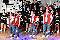 03 Auftaktsit AMaB  2025-11-15 13  Auftakt HDK, Proklamation, Auftaktsitzung - Samstag, 15. November, zogen wir mit den Duisburger Karnevalsgesellschaften vom Forum über die Königsstraße zum Burgplatz. Hier war dann die Auftaktveranstaltung des HDK. Um die Mittagszeit sind es über den Rhein nach Kamp-Lintfort gefahren,  dort war in der Stadthalle die Proklamation von der Jugendprinzessin Sophie I. Am frühen Abend dann in die Aula, unsere Aula, vom Reinhard-und-Max-Mannesmann-Gymnasium, zur Auftaktsitzung unseres „Heimathafens“. Mit „stürmischer“ Begeisterung wurden wir dort empfangen. : DVPJ, Holger II, Kinderprinz Phil II., Prinzessin, Mia I., Prinzessin Mia I., HDK, Duisburg, Karneval, Helau, Tollität, Event, Session 2024, Session 2025, Hauptausschuss, Gemeinschaft, Hauptausschuss Karneval Duisburg, Duisburg ist echt