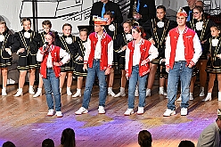 03 Auftaktsit AMaB  2025-11-15 16  Auftakt HDK, Proklamation, Auftaktsitzung - Samstag, 15. November, zogen wir mit den Duisburger Karnevalsgesellschaften vom Forum über die Königsstraße zum Burgplatz. Hier war dann die Auftaktveranstaltung des HDK. Um die Mittagszeit sind es über den Rhein nach Kamp-Lintfort gefahren,  dort war in der Stadthalle die Proklamation von der Jugendprinzessin Sophie I. Am frühen Abend dann in die Aula, unsere Aula, vom Reinhard-und-Max-Mannesmann-Gymnasium, zur Auftaktsitzung unseres „Heimathafens“. Mit „stürmischer“ Begeisterung wurden wir dort empfangen. : DVPJ, Holger II, Kinderprinz Phil II., Prinzessin, Mia I., Prinzessin Mia I., HDK, Duisburg, Karneval, Helau, Tollität, Event, Session 2024, Session 2025, Hauptausschuss, Gemeinschaft, Hauptausschuss Karneval Duisburg, Duisburg ist echt