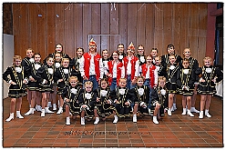 03 Auftaktsit AMaB  2025-11-15 19  Auftakt HDK, Proklamation, Auftaktsitzung - Samstag, 15. November, zogen wir mit den Duisburger Karnevalsgesellschaften vom Forum über die Königsstraße zum Burgplatz. Hier war dann die Auftaktveranstaltung des HDK. Um die Mittagszeit sind es über den Rhein nach Kamp-Lintfort gefahren,  dort war in der Stadthalle die Proklamation von der Jugendprinzessin Sophie I. Am frühen Abend dann in die Aula, unsere Aula, vom Reinhard-und-Max-Mannesmann-Gymnasium, zur Auftaktsitzung unseres „Heimathafens“. Mit „stürmischer“ Begeisterung wurden wir dort empfangen. : DVPJ, Holger II, Kinderprinz Phil II., Prinzessin, Mia I., Prinzessin Mia I., HDK, Duisburg, Karneval, Helau, Tollität, Event, Session 2024, Session 2025, Hauptausschuss, Gemeinschaft, Hauptausschuss Karneval Duisburg, Duisburg ist echt